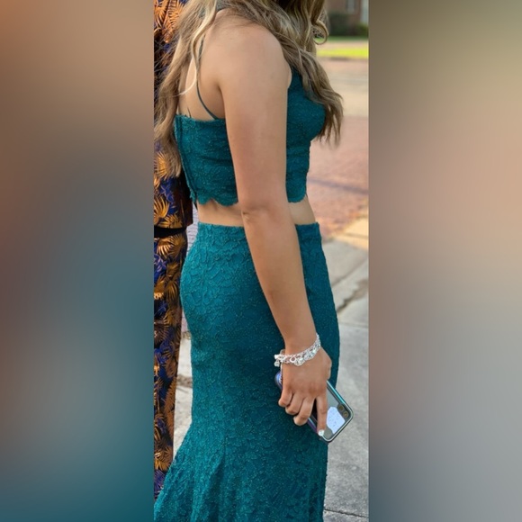 Blue prom dress more like teal!! Two piece, it’s very comfy and very stretchable - Picture 4 of 6